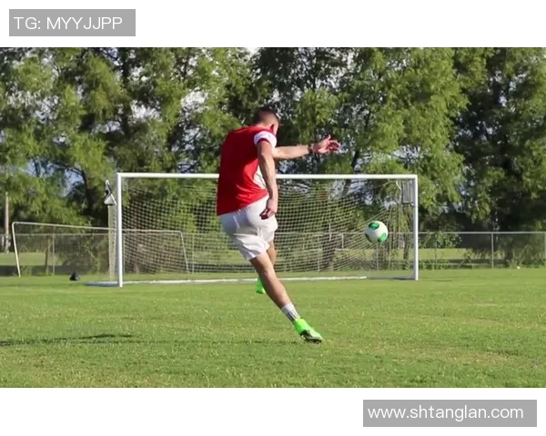 弧线球大师揭秘足球明星轻松踢出完美弧线的技巧与秘诀